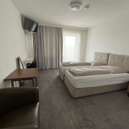 F Hotel 24H Check-In Hörsching Екстериор снимка