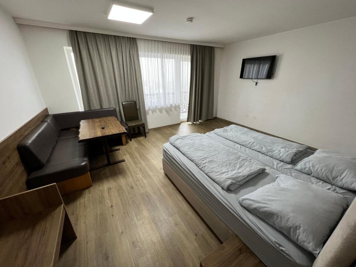 F Hotel 24H Check-In Hörsching Екстериор снимка