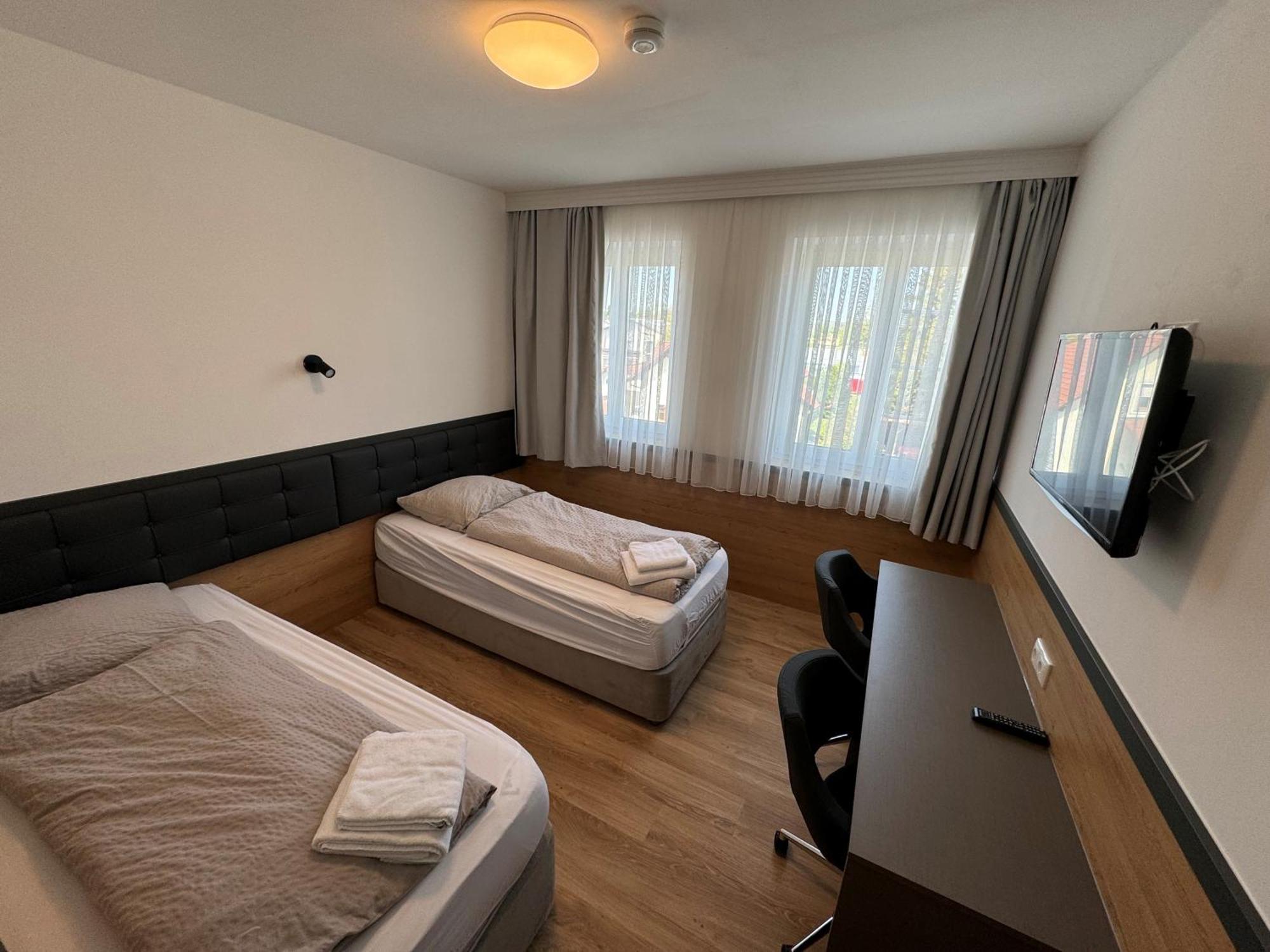 F Hotel 24H Check-In Hörsching Екстериор снимка