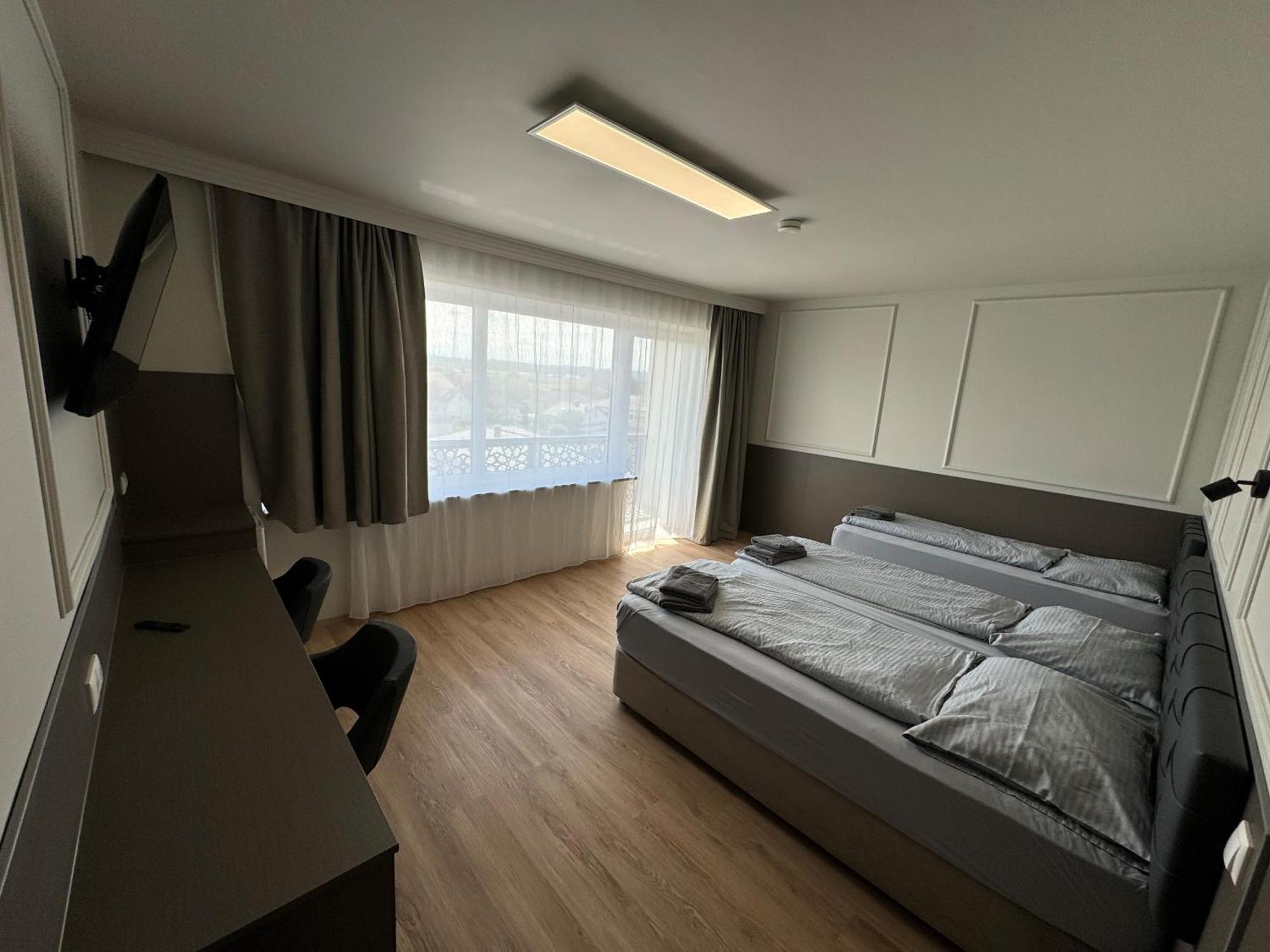F Hotel 24H Check-In Hörsching Екстериор снимка