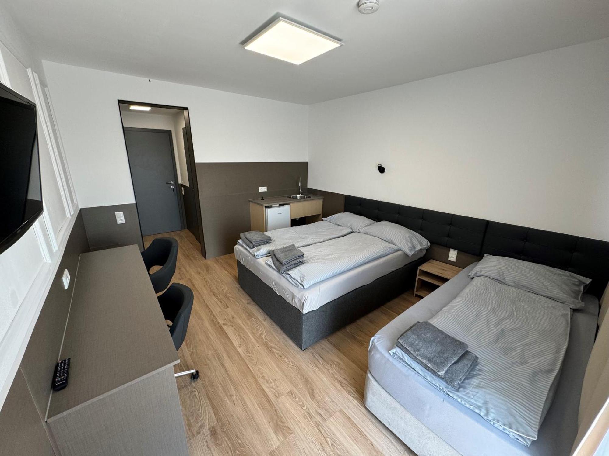 F Hotel 24H Check-In Hörsching Екстериор снимка