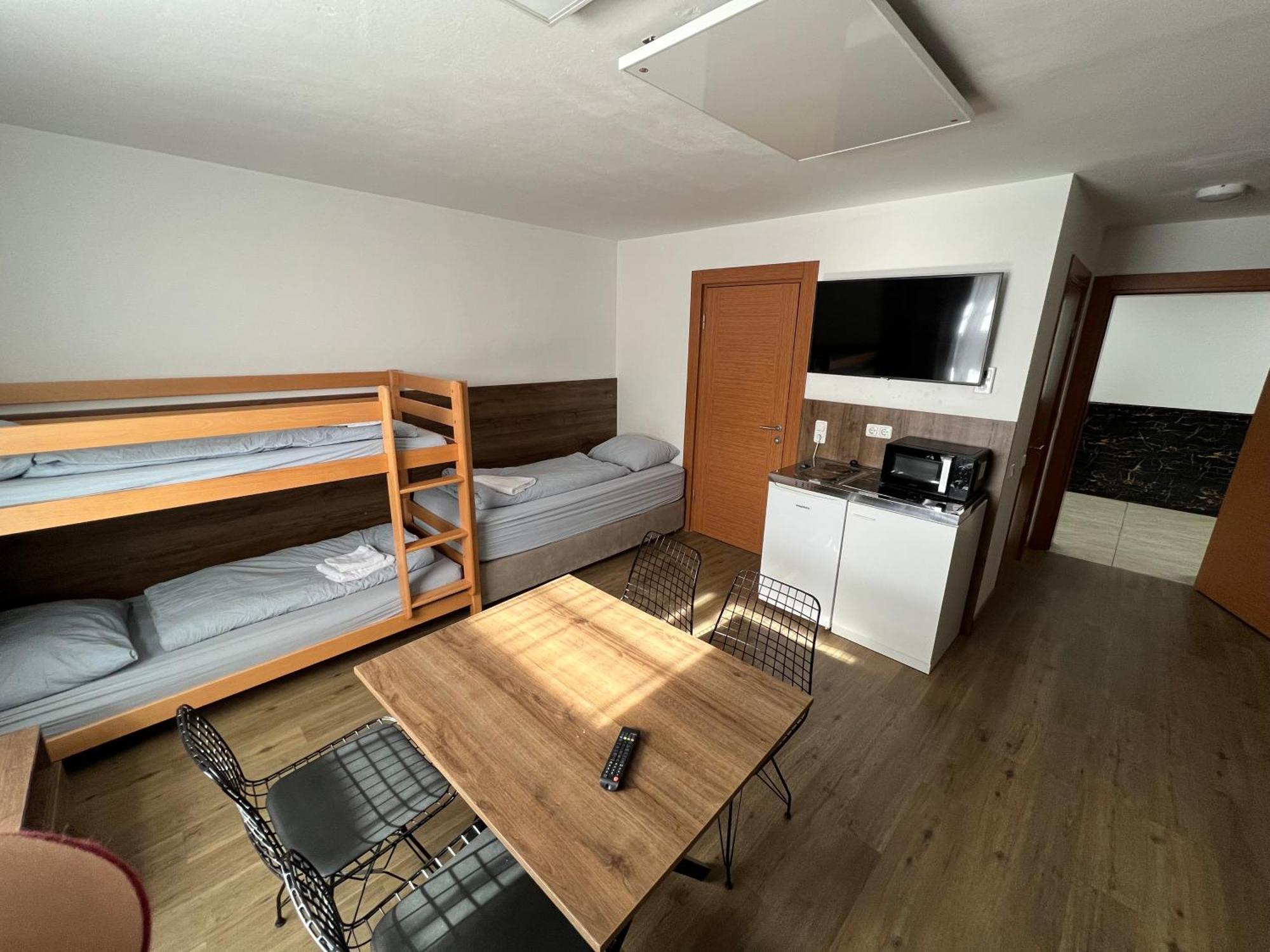 F Hotel 24H Check-In Hörsching Екстериор снимка