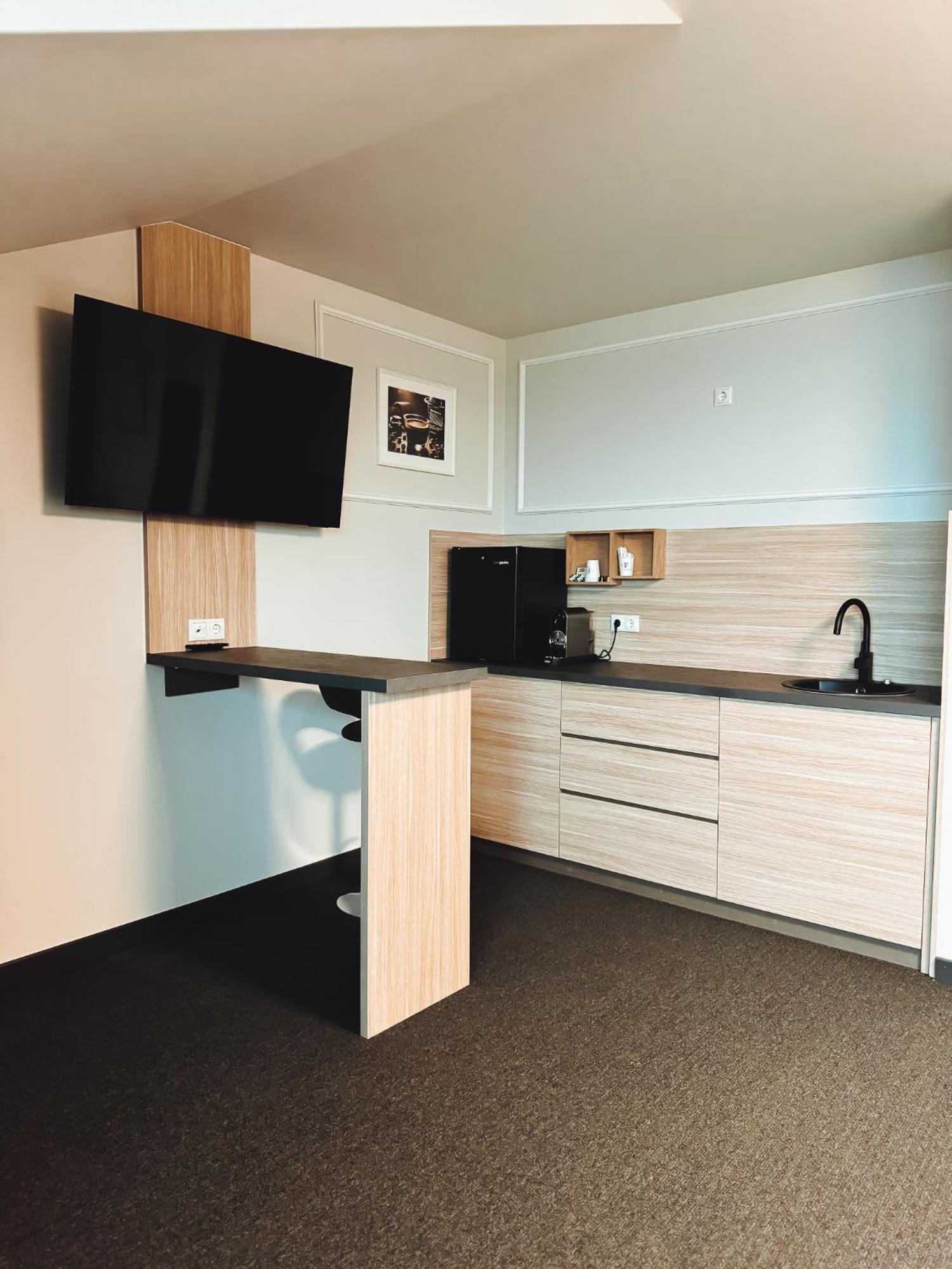 F Hotel 24H Check-In Hörsching Екстериор снимка