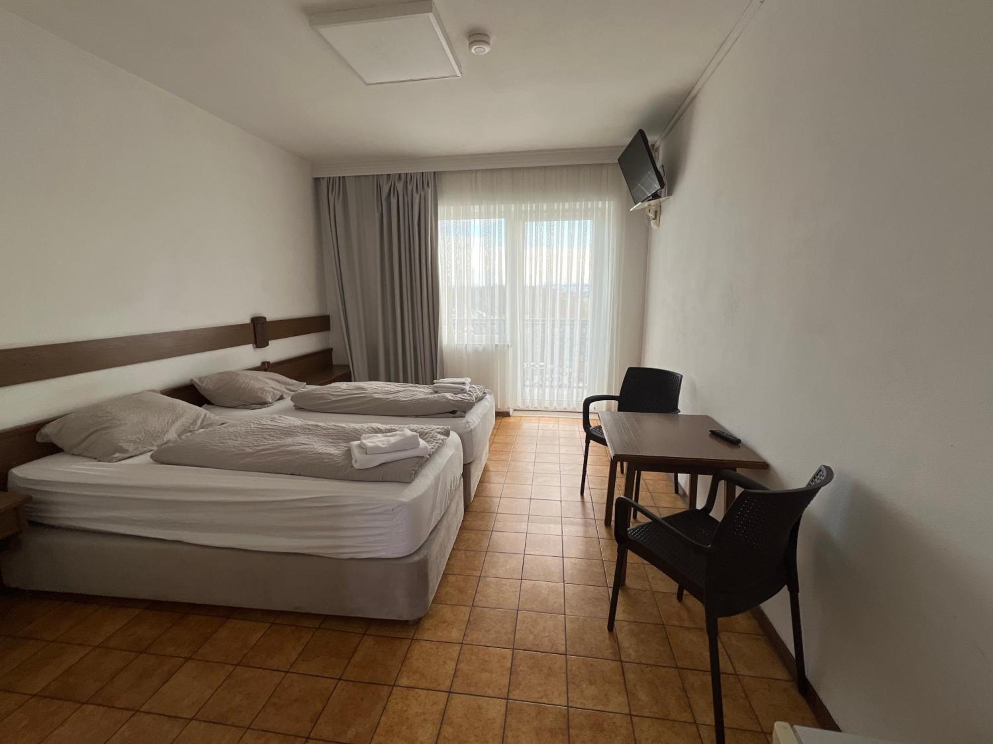 F Hotel 24H Check-In Hörsching Екстериор снимка