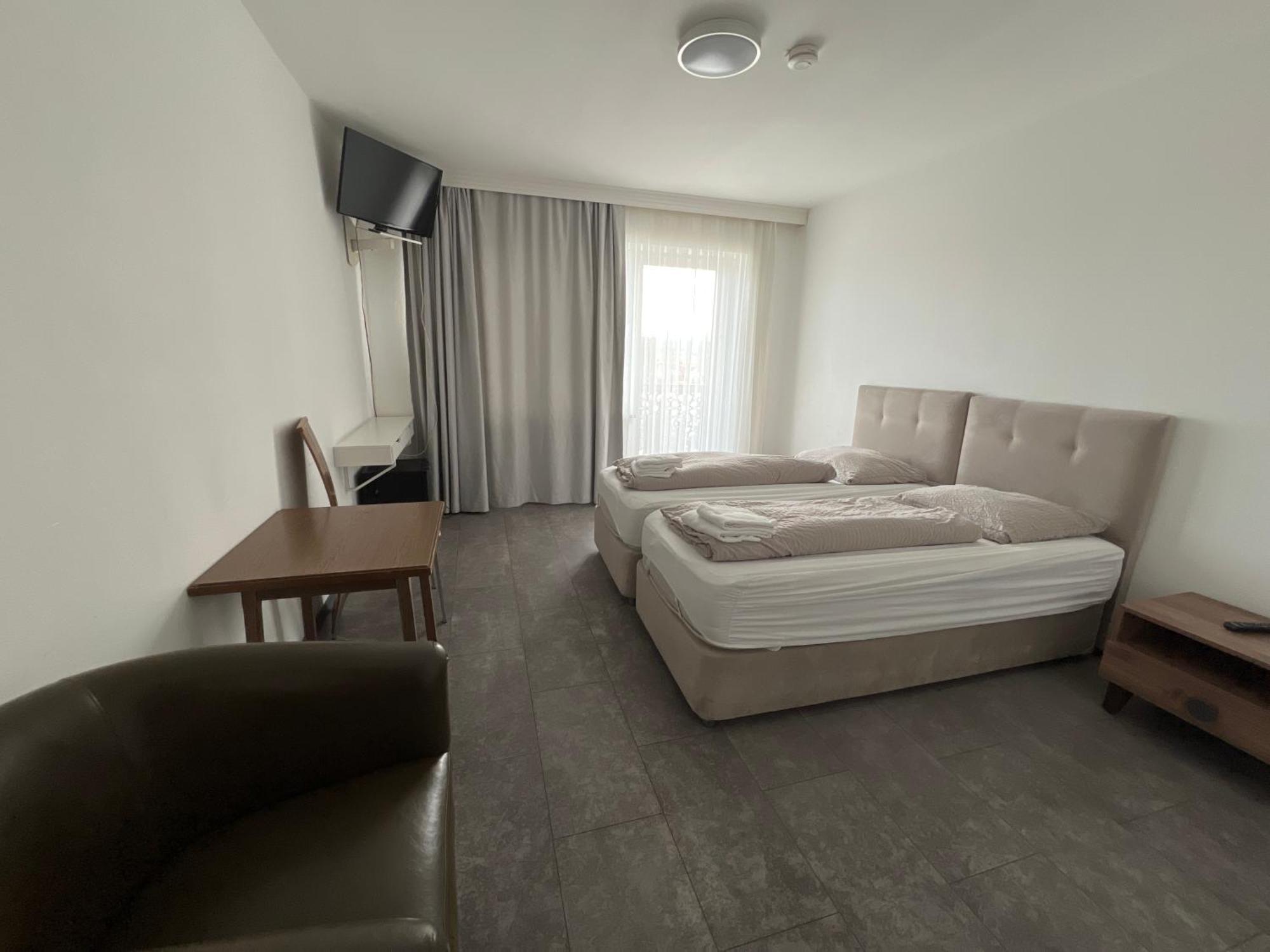 F Hotel 24H Check-In Hörsching Екстериор снимка
